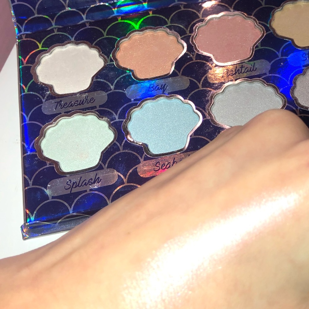 “Shell Yeah” highlighter palette